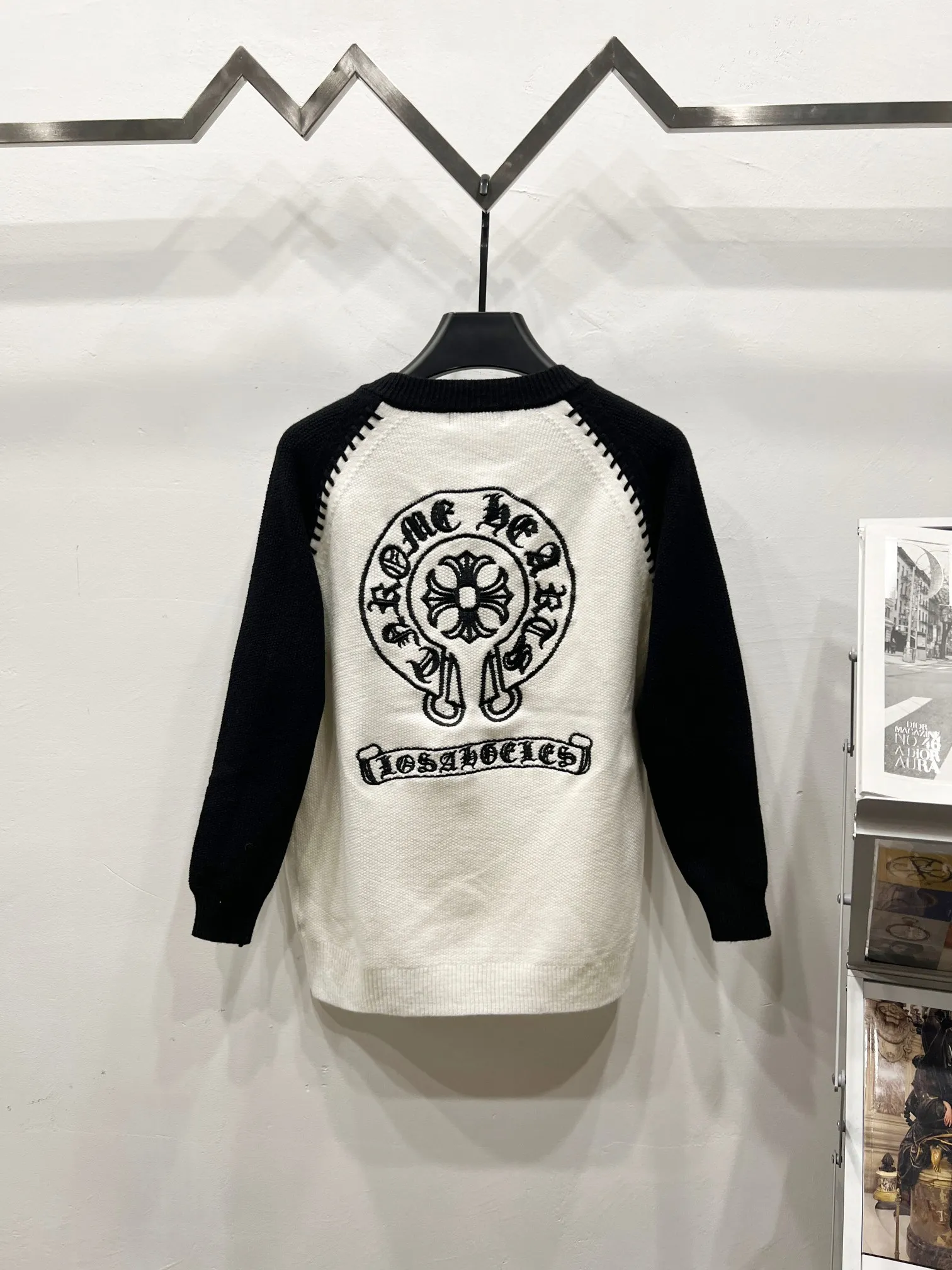 P290 Style No.: (Q079) ChromeHearts popular Chrome Hearts CH Sanskrit horseshoe cross embroidery button cardigan jacket raglan sleeve sweater, contrasting color splicing raglan round neck knitted sweater, unique knitting texture, soft and skin-friendly, classic pattern embroidery on the front and back. Retro chic. The contrasting color raglan sleeve design and the thick stitching craftsmanship at the joints make it look great when worn alone or layered! The fit is loose and slimming! Fashionable patchwork colored sweater, colorfully intertwined, with clear layers, warm and slimming. Whether worn alone or layered, you can easily control various styles and show your personal charm. The raglan sleeves are shoulder-width in contrasting colors and have ultra-detailed embroidery on the front and back, giving it a casual street feel. It looks great when worn alone! The sleeves are designed with contrasting colors and seams, and the round neck style reveals the neck and flatters the face shape! Wool blend knitted fabric, soft, comfortable and warm to the touch. Contrasting color design➕Loose fit, not flattering on your body shape and slimming, not to mention how easy it is to wear! Basic, versatile and fashionable classic! Black and white are versatile! Black and gray high-end! Couples get involved!  Color: black and white/black gray Size: S~M~L